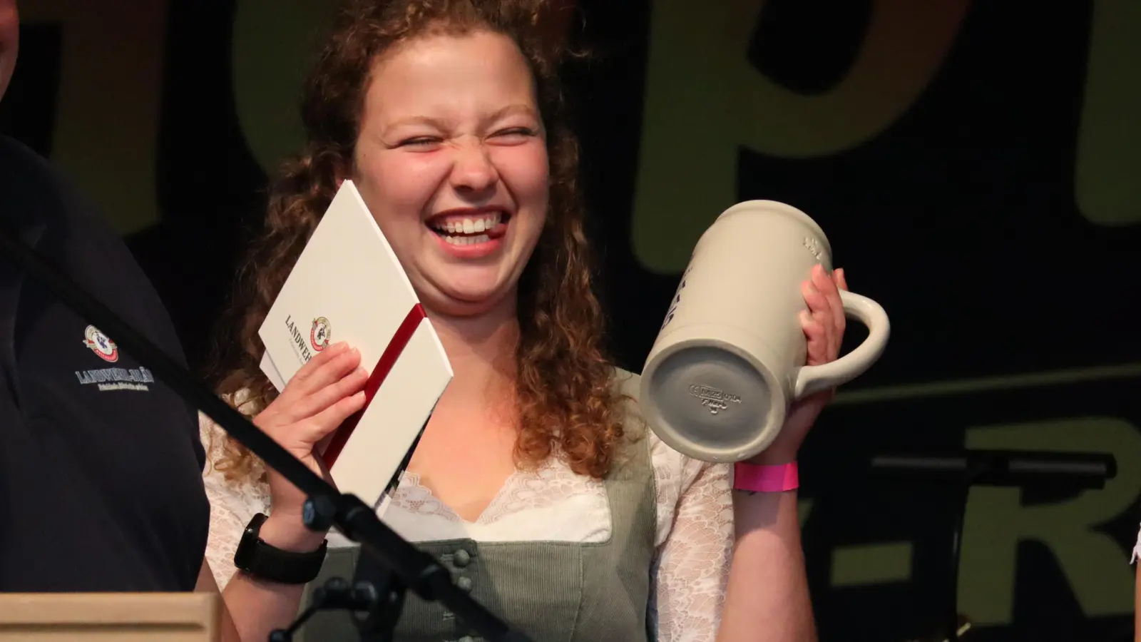 Ruhm und Ehre, Gutschein und Maßkrug: Mona Hirt freut sich über ihren Sieg. (Foto: Gudrun Bayer)