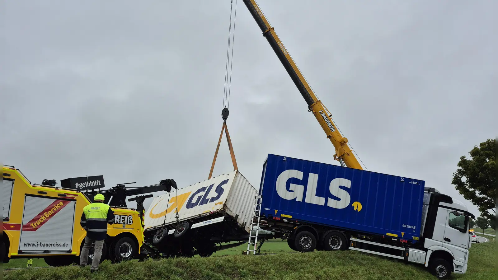 Der Anhänger dieses 40-Tonnen-Gespanns ist am Mittwoch umgekippt, weil der Fahrer einem Reh ausgewichen war, das auf der Straße stand. (Foto: Peter Zumach)