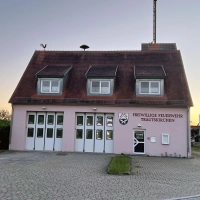 Durch die Teilnahme an einer Sammelbeschaffung des Landesfeuerwehrverbands (LFV) soll die Feuerwehr Trautskirchen ein neues Löschgruppenfahrzeug LF 10 erhalten. Allerdings passt der Fahrzeugtyp nicht ins Feuerwehrhaus. Deshalb soll erweitert werden. (Foto: Yvonne Neckermann)