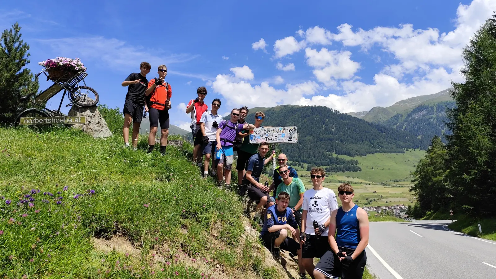 Ben Jacob, Bennet Flory, Noah Hasselhahn, Vincent Ammer, Samuel Berger, Martin Walther, Ludwig Förder, Leonard Matyssek, Frank Lassak, Jonas Kühn, Johannes Schwemmer, Clemens Hofmann und Daniel Saibel (von links) machen Rast auf der Norbertshöhe. Mit ihren Mountainbikes überquerten sie die Alpen. (Foto: privat)