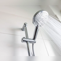 Ein Sparduschkopf senkt den Wasserverbrauch, in dem er Luft ins Wasser mischt. Er kann so den Durchfluss etwa halbieren. (Foto: Philipp von Ditfurth/dpa/dpa-tmn)