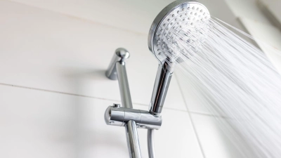 Ein Sparduschkopf senkt den Wasserverbrauch, in dem er Luft ins Wasser mischt. Er kann so den Durchfluss etwa halbieren. (Foto: Philipp von Ditfurth/dpa/dpa-tmn)