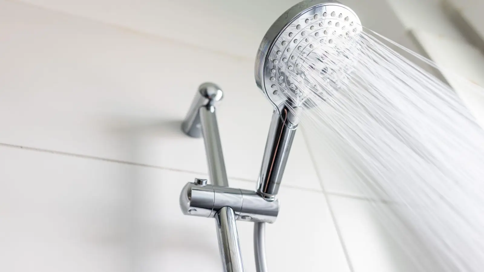 Ein Sparduschkopf senkt den Wasserverbrauch, in dem er Luft ins Wasser mischt. Er kann so den Durchfluss etwa halbieren. (Foto: Philipp von Ditfurth/dpa/dpa-tmn)