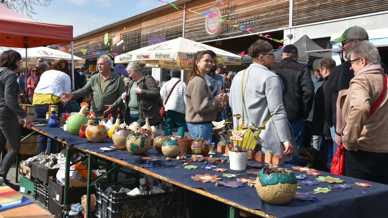 Am Keramikstand von Inge Stimper aus Schornweisach herrscht vor dem Dorfladen dichtes Gedränge. (Foto: Anita Dlugoß)