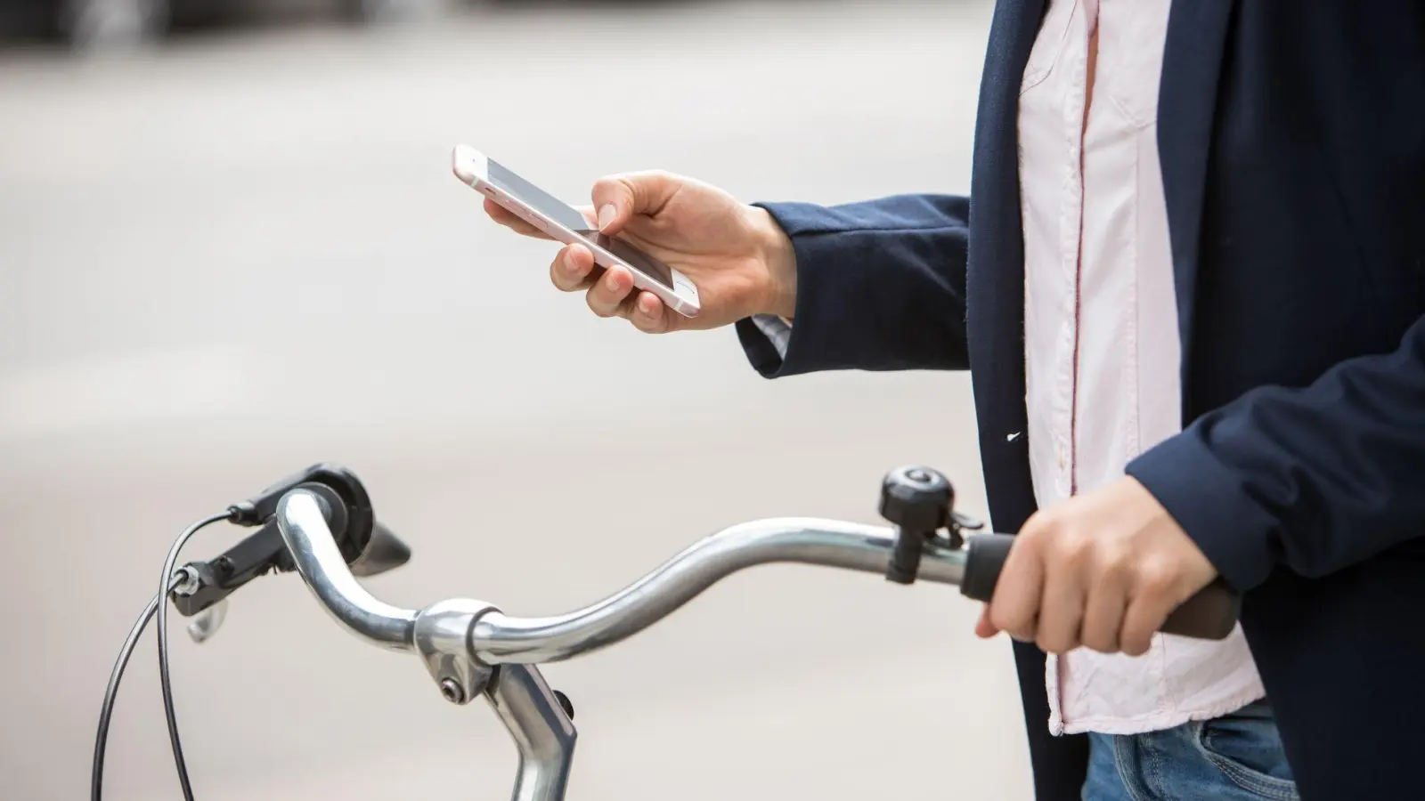 Google Maps wird smarter: Der KI-Assistent Gemini unterstützt jetzt auch Fußgänger und Radfahrer bei der Navigation (Foto: Christin Klose/dpa-tmn)
