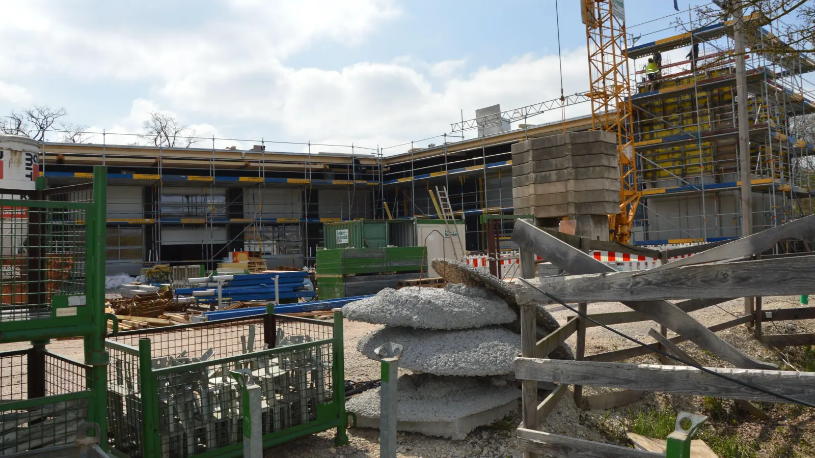 Die Großbaustelle Feuerwehrhaus: Läuft es weiter so gut, wie in den vergangenen Monaten, kann das neue Gebäude schon zum Ende dieses Jahres oder – wahrscheinlicher – im Frühjahr 2026 bezogen werden. Im aktuellen Haushalt jedenfalls stehen dafür noch einmal zehn Millionen Euro bereit – der größte Ausgabenposten. (Foto: Patrick Lauer)