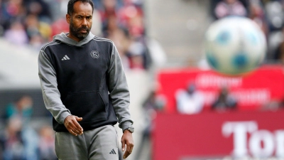 Daniel Thioune in seinem 100. Spiel als Fortuna-Coach (Foto: Roland Weihrauch/dpa)