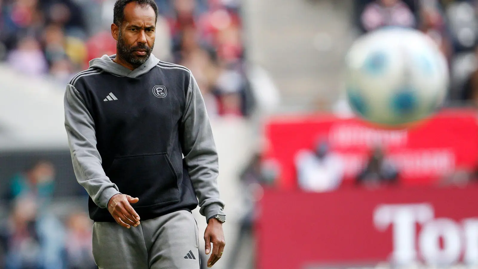 Daniel Thioune in seinem 100. Spiel als Fortuna-Coach (Foto: Roland Weihrauch/dpa)