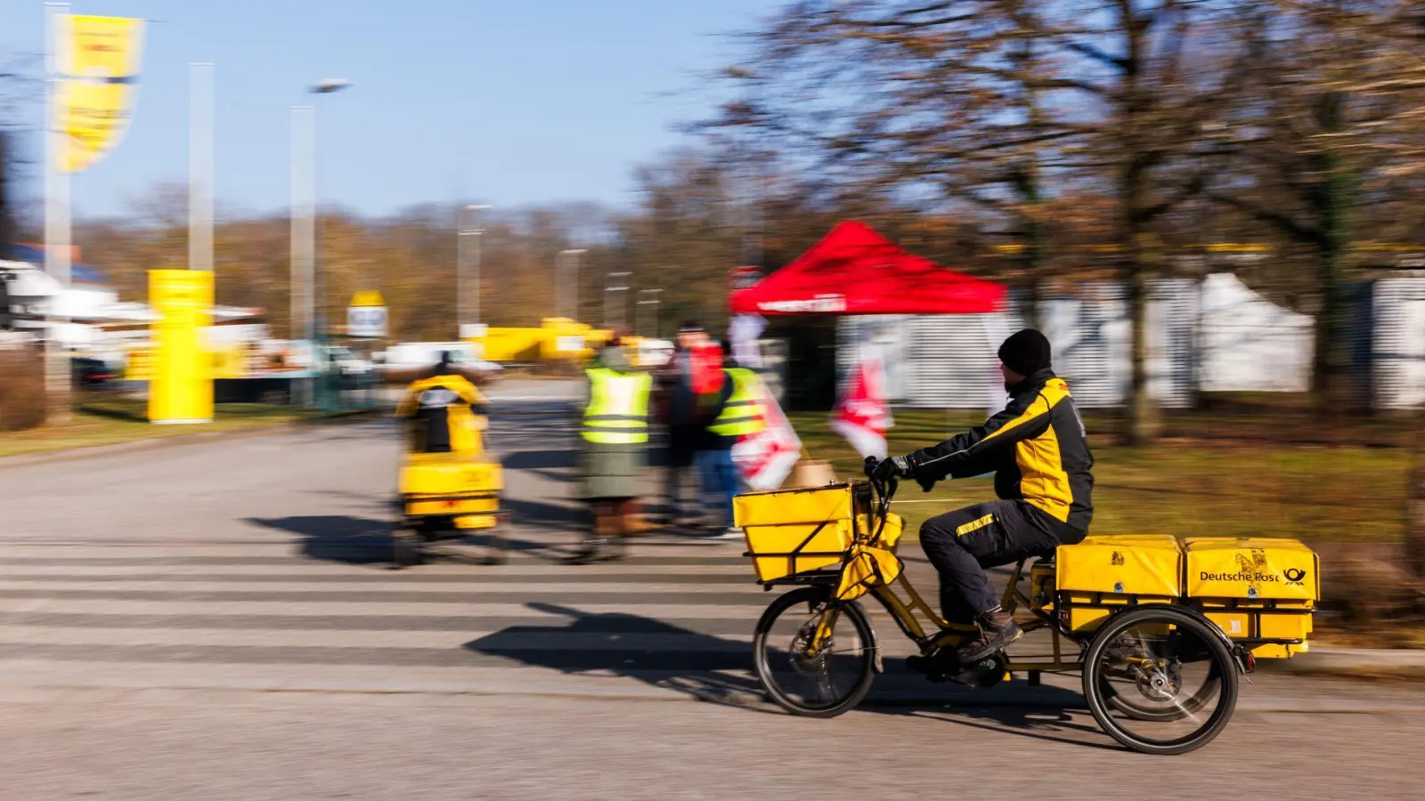 Die Deutsche Post will nach Warnstreiks liegengebliebene Sendungen rasch nachliefern. (Archivbild)  (Foto: Philipp von Ditfurth/dpa)