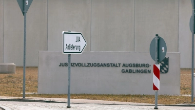 Wegen der Misshandlung von Häftlingen sind drei Beamte der JVA Augsburg-Gablingen angeklagt worden. (Archivbild) (Foto: Karl-Josef Hildenbrand/dpa)