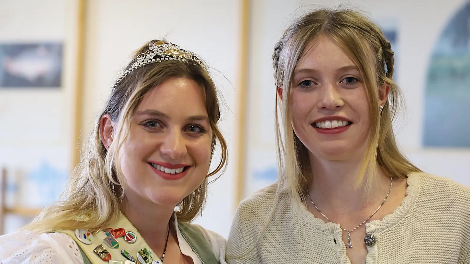 Die Schornweisacherin Antonia Dümmler (rechts) ist die neue Karpfenkönigin für den Aischgrund und folgt auf Svenja Viertel. (Foto: Karl-Heinz Panzer)