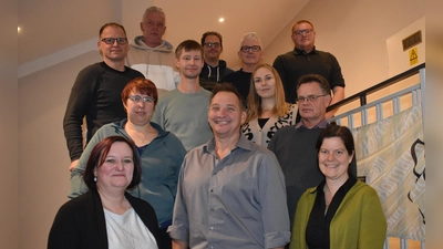 David Schneider (vorne, Mitte) will wieder Bürgermeister werden. Die anderen Frauen und Männer kandidieren für die Wählergruppe (WIR) für einen Platz im Gemeinderat. (Foto: Ute Niephaus)