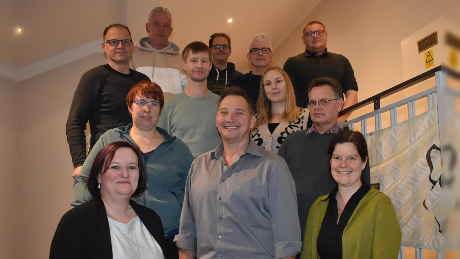 David Schneider (vorne, Mitte) will wieder Bürgermeister werden. Die anderen Frauen und Männer kandidieren für die Wählergruppe (WIR) für einen Platz im Gemeinderat. (Foto: Ute Niephaus)