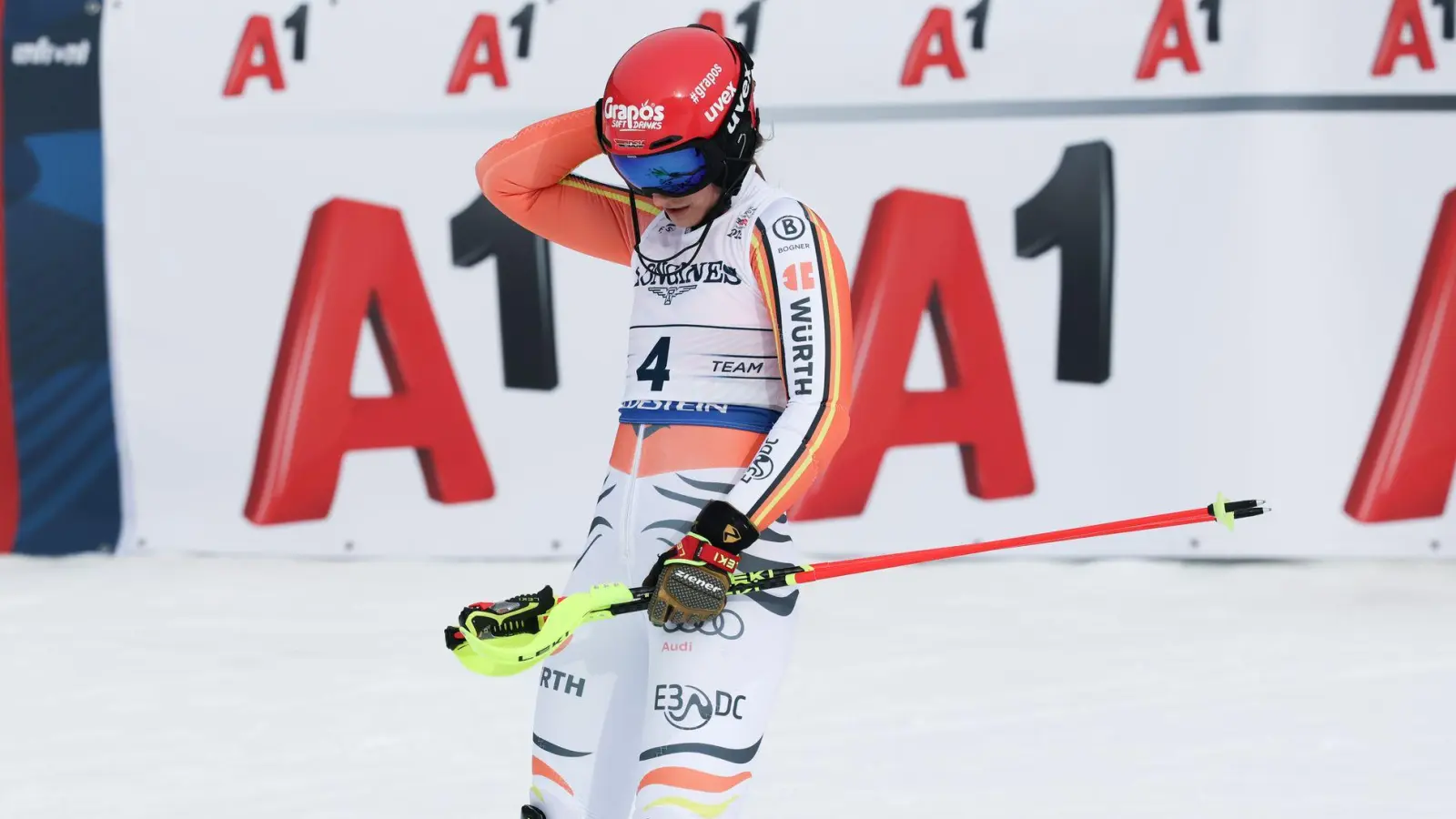 Schwer enttäuscht: Slalom-Ass Lena Dürr nach dem Patzer in der Team-Kombination. (Foto: Jens Büttner/dpa)