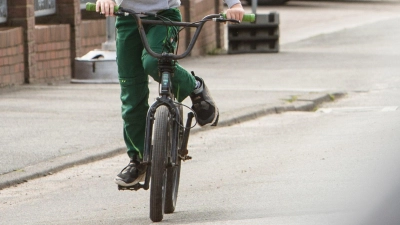Kinder sind Kinder...und können sich noch entsprechend verhalten. Darauf müssen sich andere Verkehrsteilnehmer einstellen. (Foto: Christin Klose/dpa-tmn)