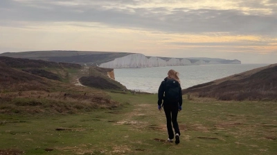 Die „Seven Sisters“ im Blick: 21 Kilometer zählt die Wanderung von Seaford nach Eastbourne - es geht immer entlang der Steilküste.  (Foto: Nathalie Helene Rippich/dpa-tmn)