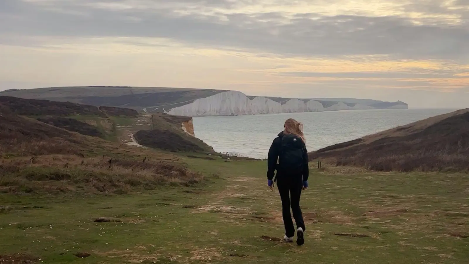 Die „Seven Sisters“ im Blick: 21 Kilometer zählt die Wanderung von Seaford nach Eastbourne - es geht immer entlang der Steilküste.  (Foto: Nathalie Helene Rippich/dpa-tmn)