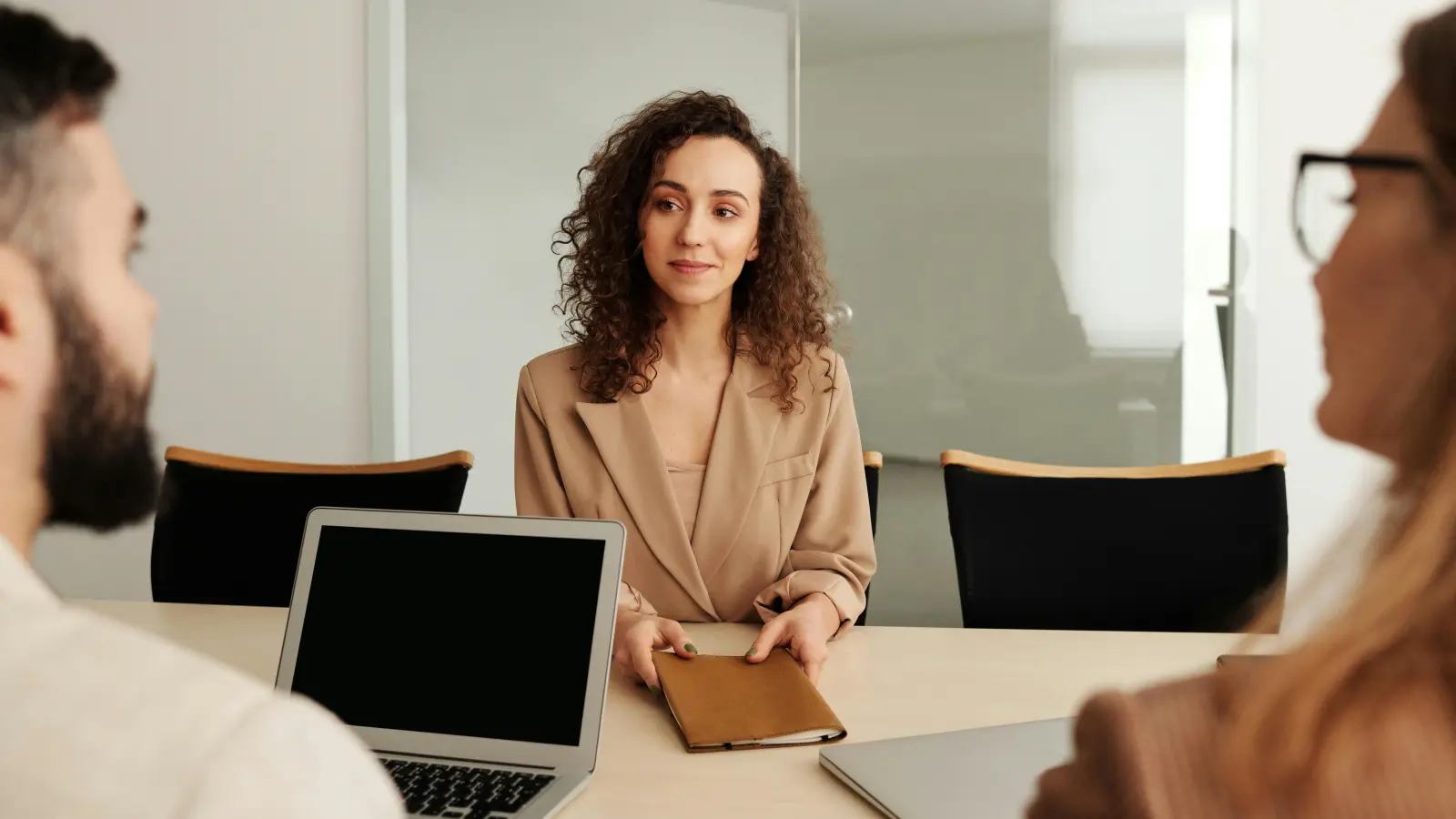 Wer im Vorstellungsgespräch punkten will, sollte mit einer gut vorbereiteten, authentischen und glaubwürdigen Selbstpräsentation überzeugen. (Foto: Pexels)