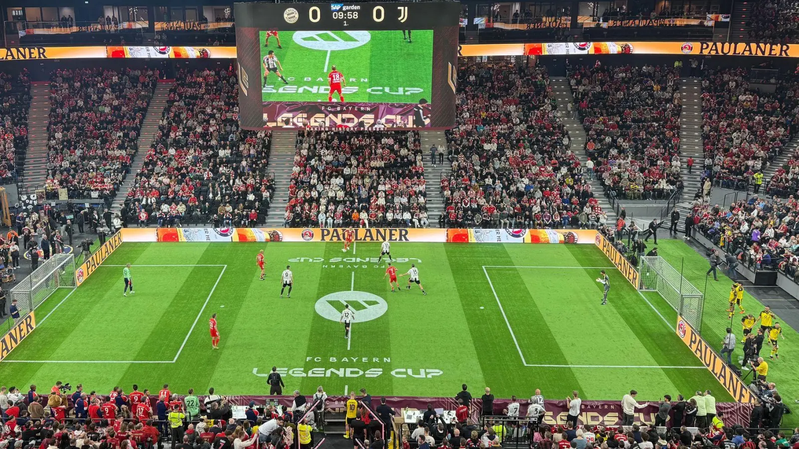Budenzauber mit Fußball-Legenden wie Arjen Robben und Franck Ribéry (rote Trikots) in München.  (Foto: Klaus Bergmann/dpa)