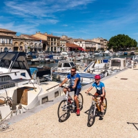  Der kleine Jachthafen von Beaucaire markiert den Beginn des Kanals, der von der Rhône bis nach Sète führt. (Foto: Christian Marthelet/Gard Tourisme/dpa-tmn)