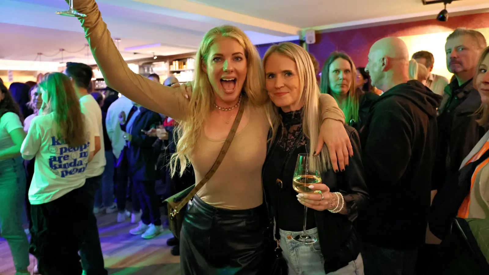 Feiernde Partygäste in der Alten Resi während der Kneipenjagd in Ansbach.  (Foto: Zeynel Dönmez)