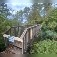 Deutlich in die Jahre gekommen: Die derzeitige Holzkonstruktion über die Altmühl soll Mitte November durch eine Aluminiumbrücke ersetzt werden. (Foto: Florian Pöhlmann)