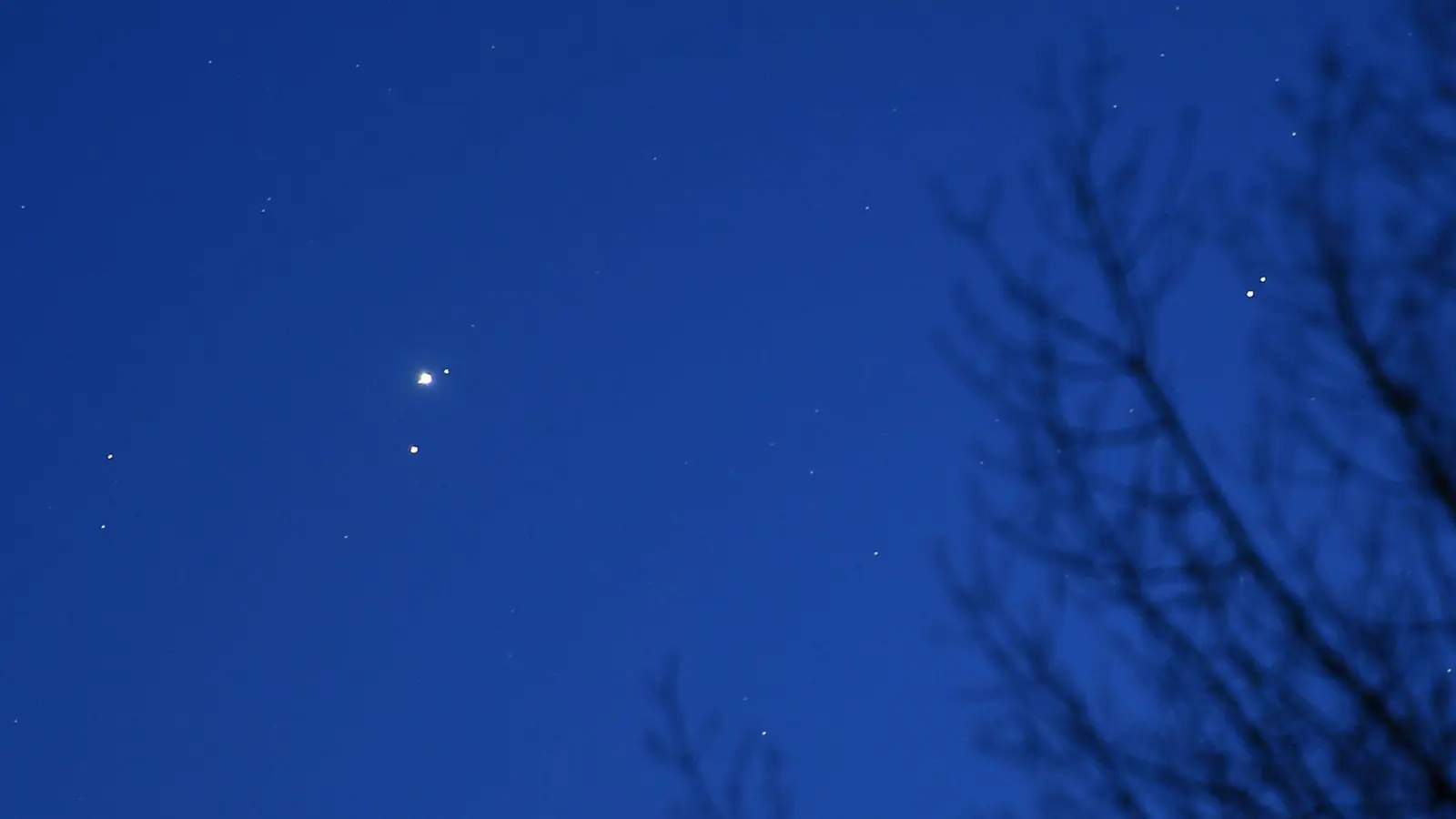 ILLUSTRATION - Jupiter und Mars am Nachthimmel  (Foto: Joe Giddens/PA Wire/dpa)