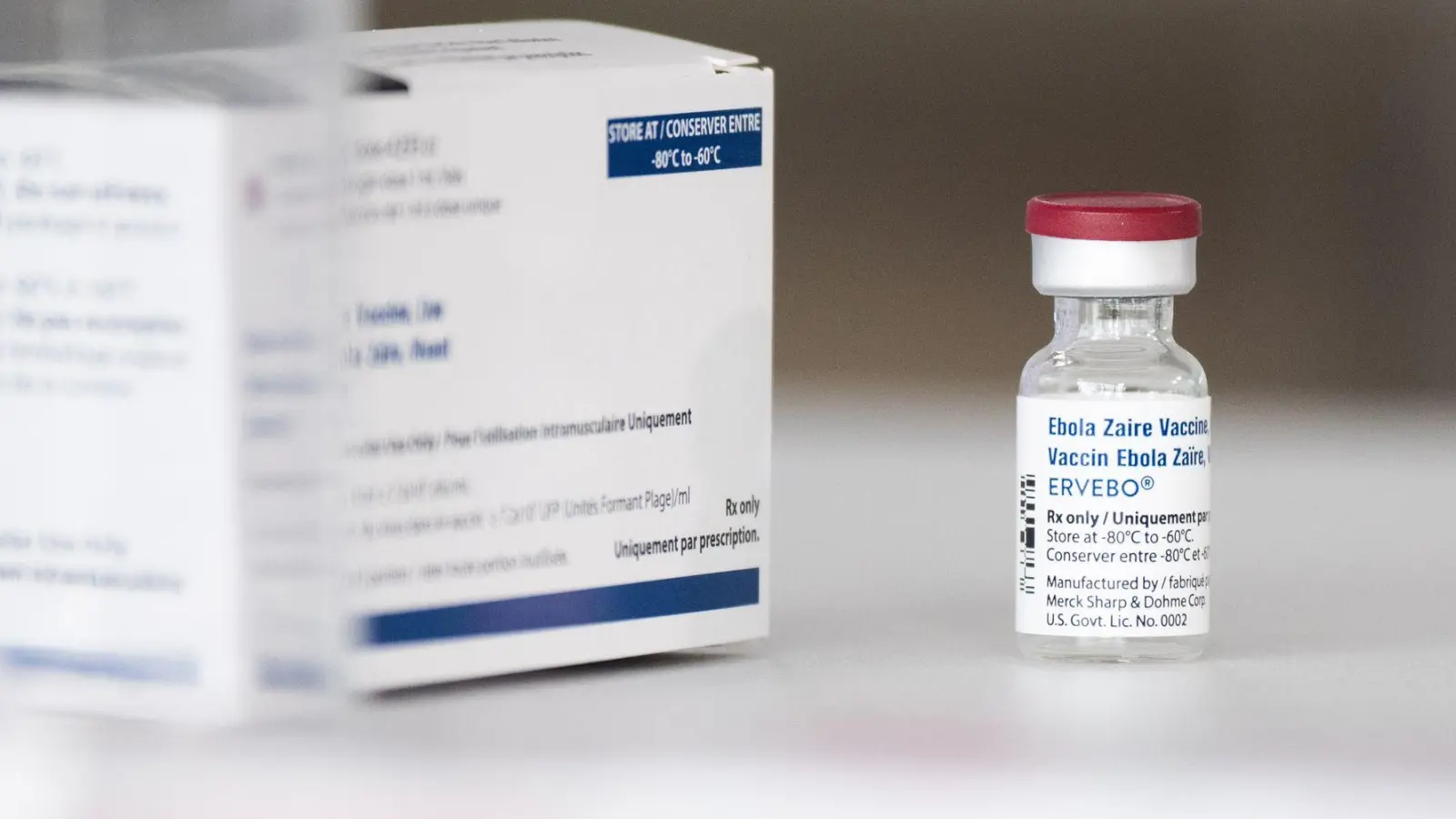 Nach Angaben der WHO sind im Land 2.000 Dosen des Ebola-Impfstoff Ervebo vorrätig. (Archivbild) (Foto: Julian Stratenschulte/dpa)