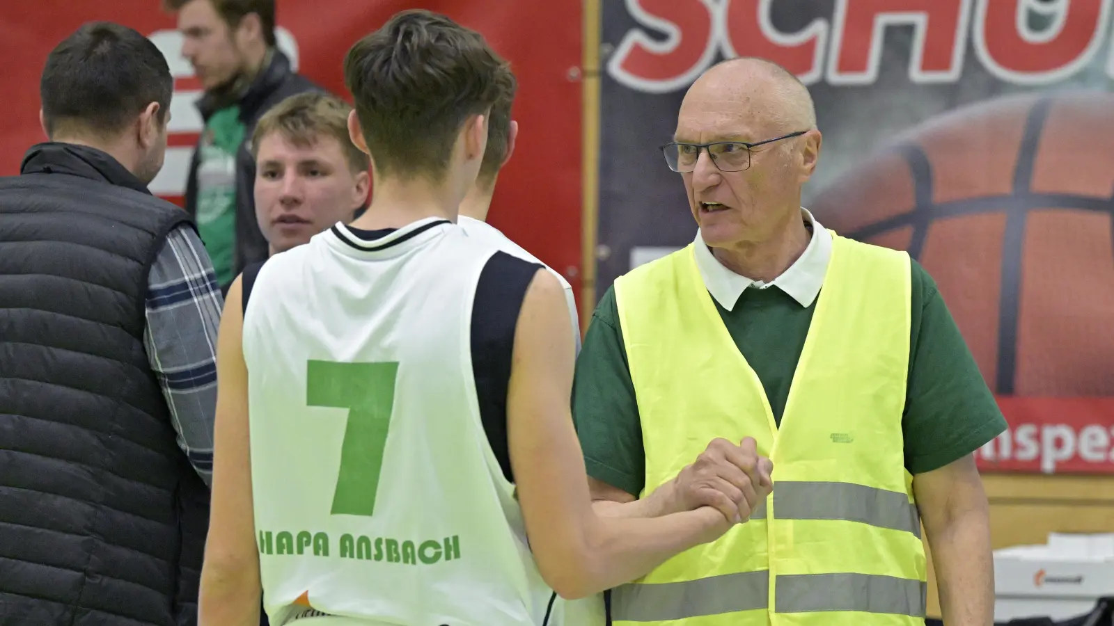 Abklatschen nach der verlorenen Finalserie: Abteilungsleiter Jürgen Schlecht (rechts) bedankt sich bei Tobias Neubert. (Foto: Martin Rügner)