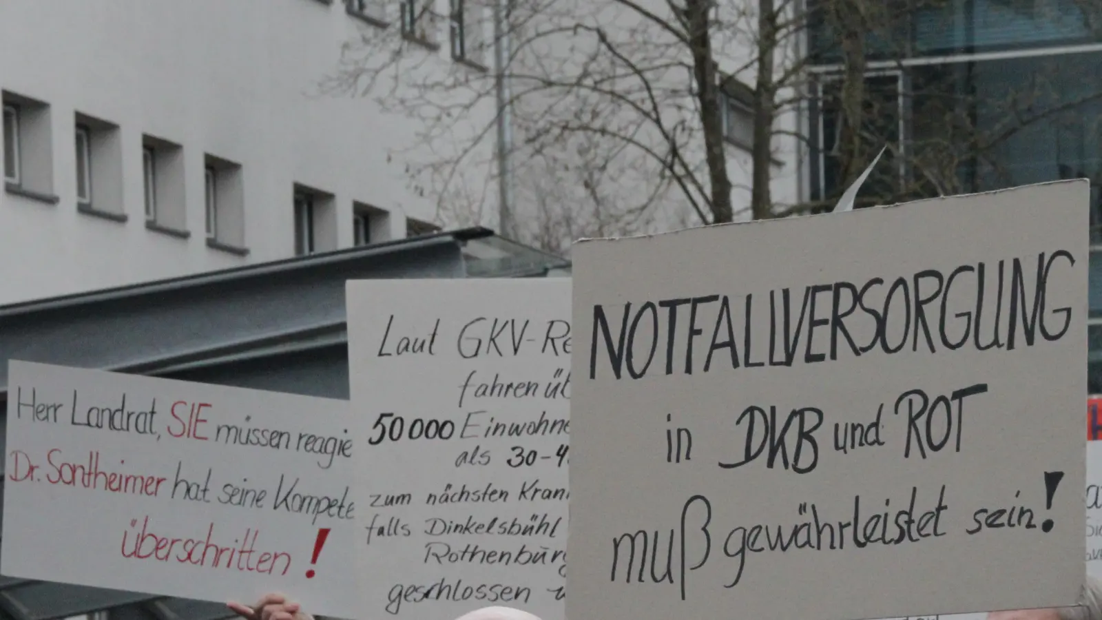 Kritik an der Führung von ANregiomed gibt es schon lange (hier ein Foto von der Demo am Landratsamt in Ansbach im Februar diesen Jahres), doch nun werden die Rufe nach einer Entlassung von Klinikvorstand Dr. Gerhard Sontheimer immer lauter. (Archivfoto: Tizian Gerbing)