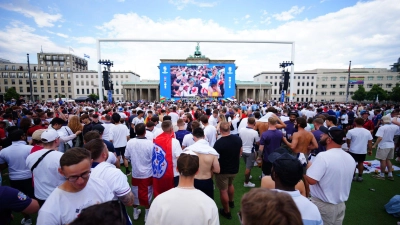 Fans verfolgen das EM-Endspiel in Berlin. (Foto: Ben Birchall/PA Wire/dpa)