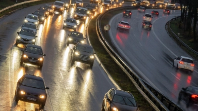 Modernes LED-Licht hat im Vergleich zur alten Halogentechnik den Vorteil, dass die weiße Lichtfarbe für eine bessere Umfeldwahrnehmung sorgt. (Foto: Peter Kneffel/dpa/dpa-tmn)