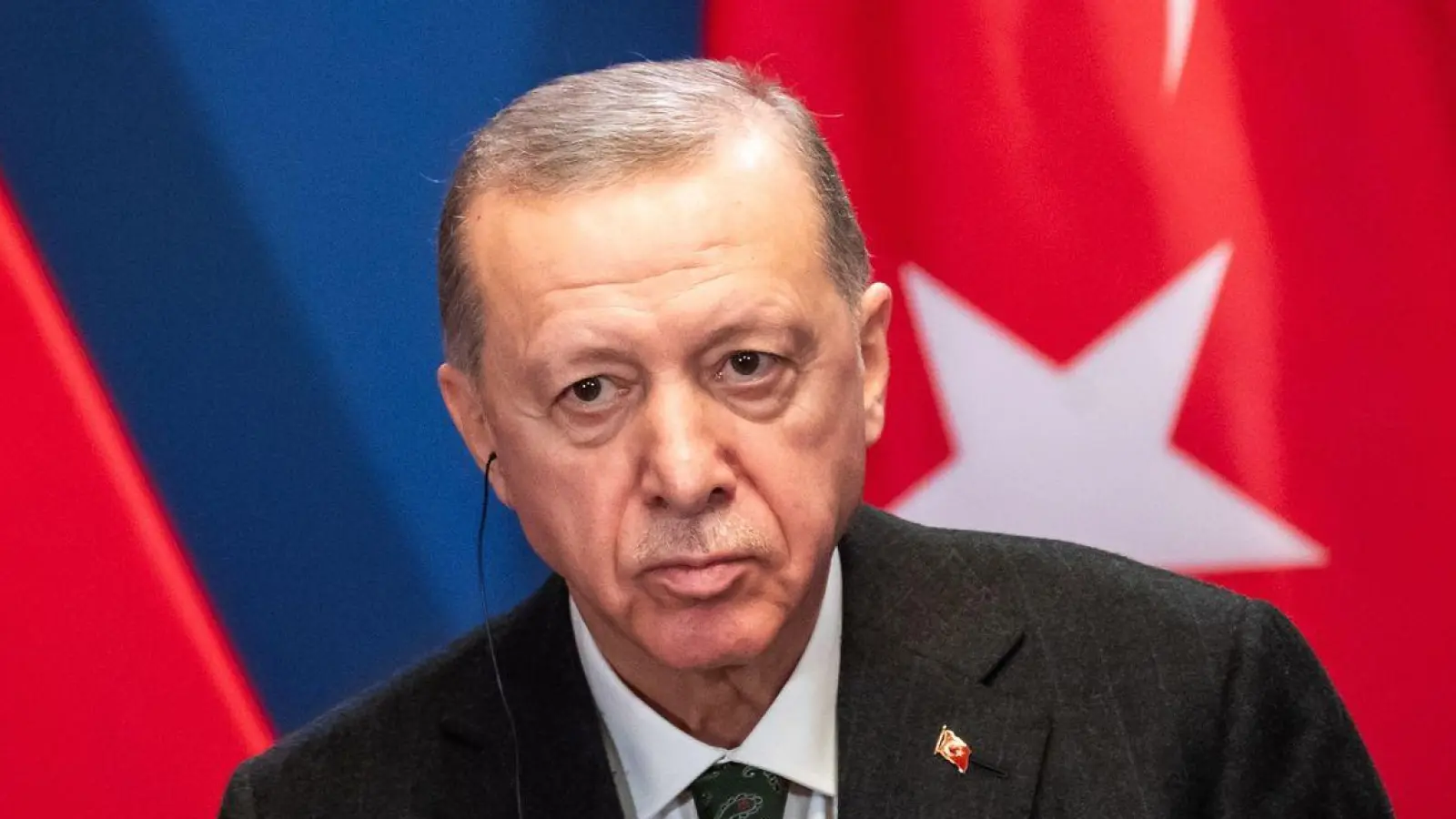 Gut zehn Monate nach seiner Wiederwahl gilt die Abstimmung als Stimmungstest für den Präsidenten und seine AKP: Recep Tayyip Erdogan. (Foto: Marton Monus/dpa)