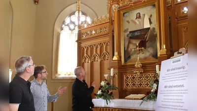 In der Heilig-Kreuz-Kirche beratschlagen Dekan Dr. Matthias Büttner, Frank Weihermann von der Gesamtkirchengemeinde und Pfarrer Hermann Spingler wegen des Schadens (von links). (Foto: Alexander Biernoth)