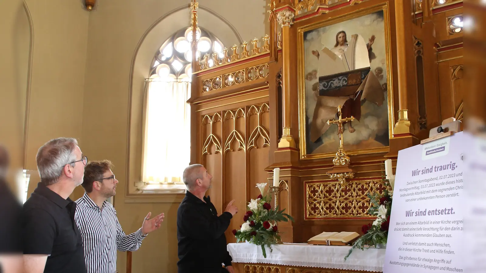 In der Heilig-Kreuz-Kirche beratschlagen Dekan Dr. Matthias Büttner, Frank Weihermann von der Gesamtkirchengemeinde und Pfarrer Hermann Spingler wegen des Schadens (von links). (Foto: Alexander Biernoth)