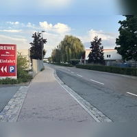 Die Firma Sielaff will sich am Standort in Herrieden vergrößern. So soll die Münchner Straße künftig nur noch bis zur Einfahrt des Supermarktes für den freien Verkehr zugänglich sein. (Foto: Florian Pöhlmann)