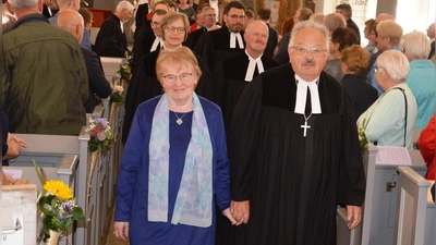 Auszug nach 19-jährigem Wirken als Pfarrer: Hermann Rummel mit Ehefrau Renate Rummel, dahinter Oberkirchenrätin Gisela Bornowski (links) und Pfarrer Michael Fleps (rechts). (Foto: Peter Tippl)