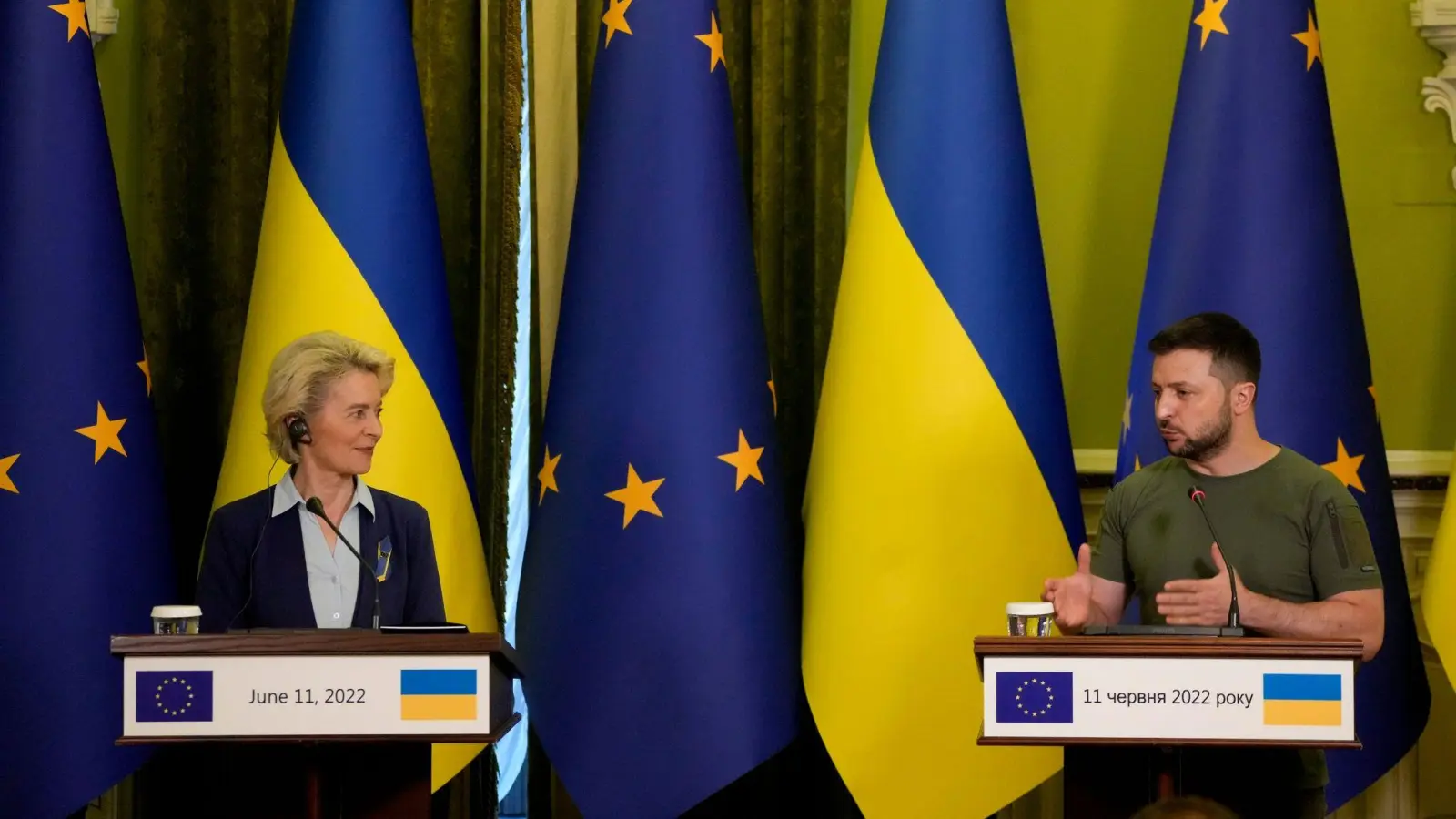 EU-Kommissionspräsidentin Ursula von der Leyen ist zu Gesprächen über den EU-Beitrittsantrag der Ukraine in Kiew eingetroffen. (Foto: Natacha Pisarenko/AP/dpa)