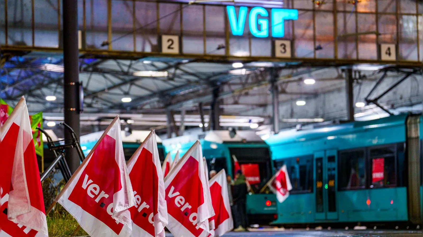 Im ÖPNV wird es wieder zu starken Behinderungen kommen. (Foto: Andreas Arnold/dpa)