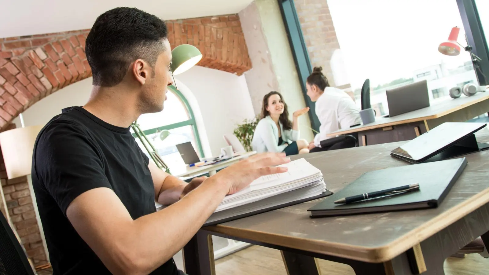 Nach dem Teammeeting bilden sich sofort Grüppchen, die das Gesagte besprechen? Ein Anzeichen für Misstrauen im Team. (Foto: Christin Klose/dpa-tmn)