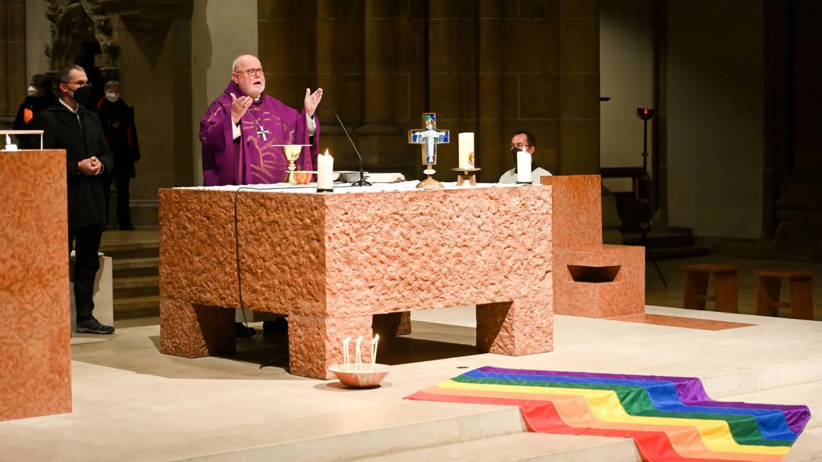 Marx hat die förmliche Segnung homosexueller Paare in seinen Bistümern offiziell erlaubt (Archivbild). (Foto: Tobias Hase/dpa)