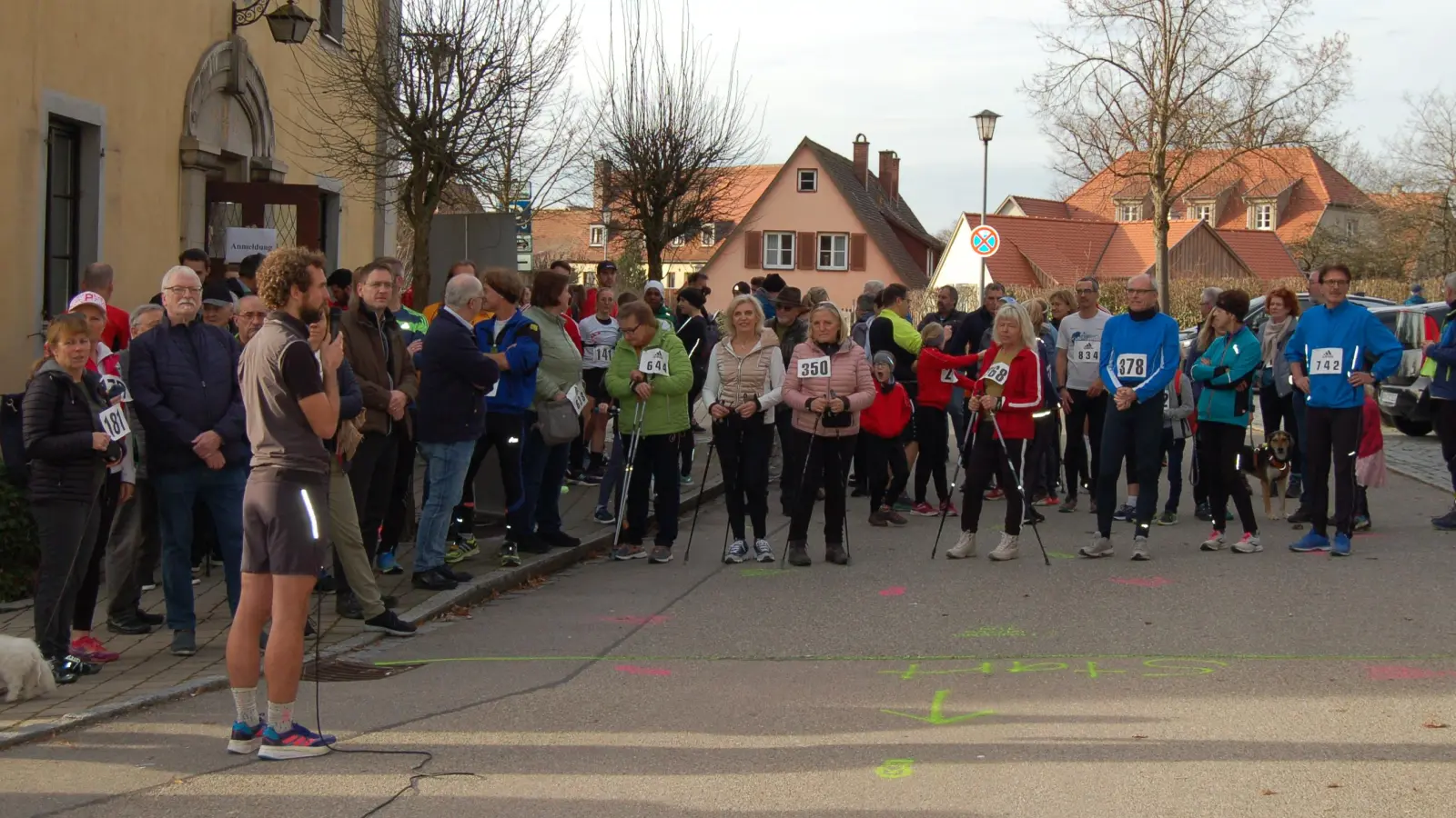 Vor der TSV-Turnhalle hatten sich die beim letzten Mal fast 520 Teilnehmende für den Start bereit gemacht.  (Archivbild: Markus Weinzierl)