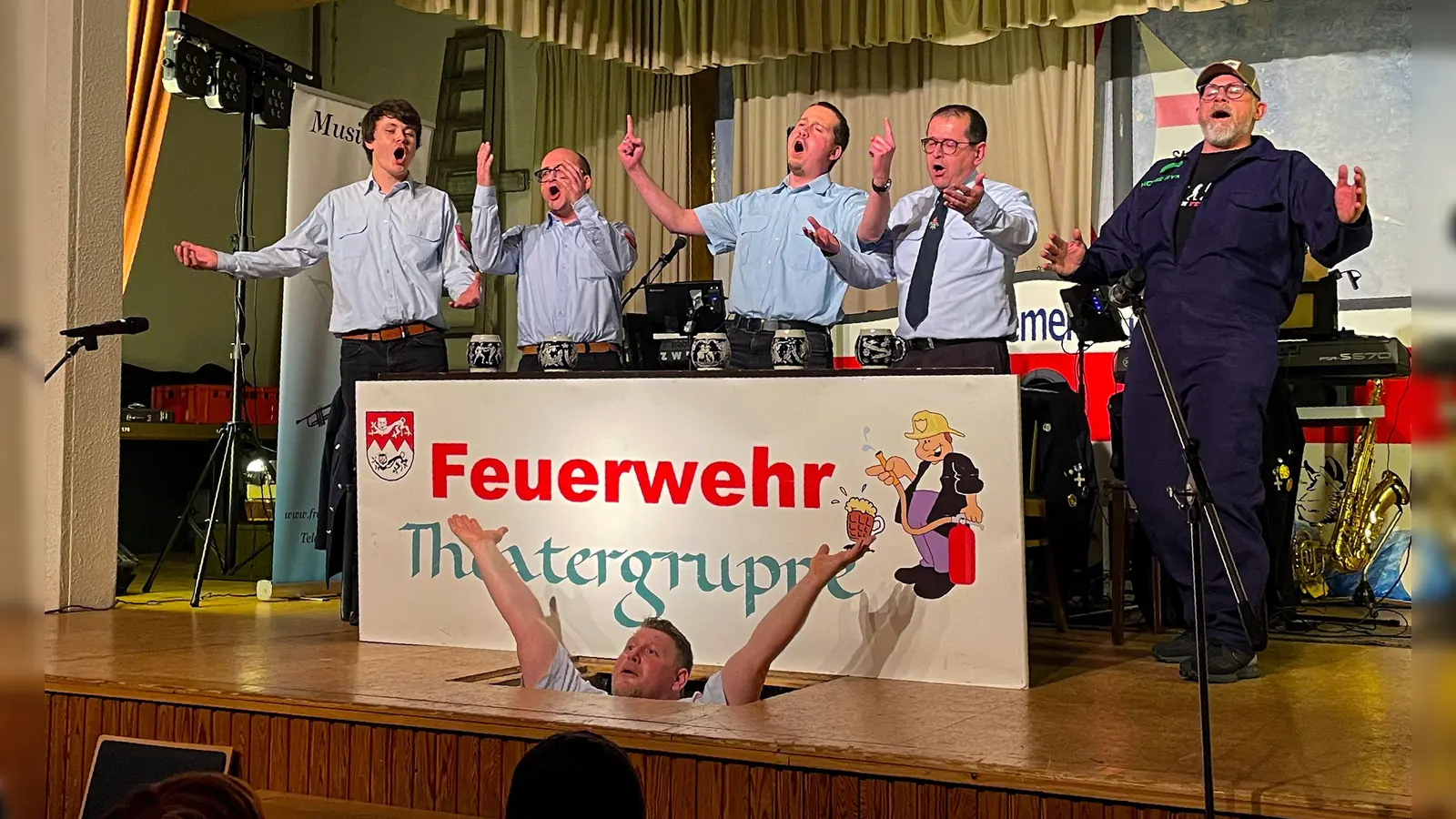 Die Feuerwehr-Aktiven sorgten für Aufklärung, auch bei einem verzwickten Vorfall, der sich in der Kanalisation abspielte. Das Foto zeigt (von links) die Darsteller Florian Jakoby, Martin Zeller, Jan Guttropf, Sven Guttropf und Stefan Sterner sowie vorne Andreas Meder. (Foto: Cedric Sterner)