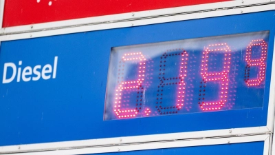 Der Liter Diesel kostet derzeit an der Tankstelle über 2 Euro. (Symbolbild) (Foto: Fabian Sommer/dpa)