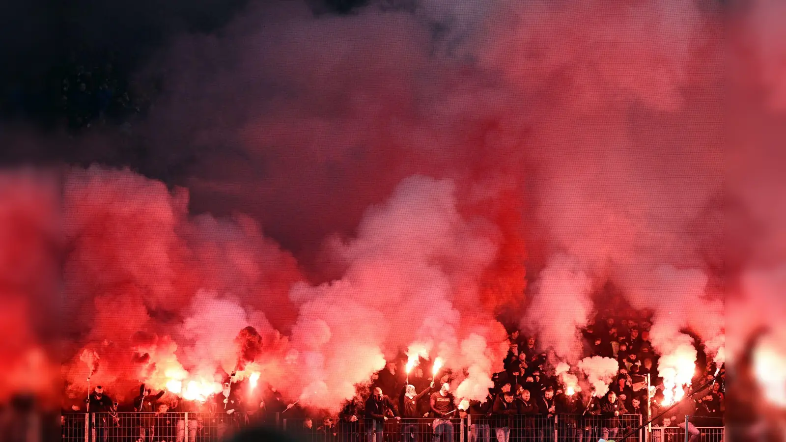 Auch die Ultras von Bayer Leverkusen haben das Rhein-Derby gegen den 1. FC Köln boykottiert. (Foto: Federico Gambarini/dpa)