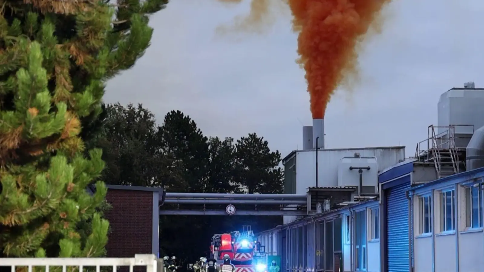 Eine große Rauchwolke zog am Abend über die Region. (Foto: Ralf Hettler/dpa)