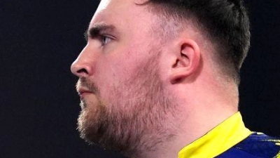 Luke Littler entschied das Duell mit Rob Cross für sich (Foto: John Walton/PA Wire/dpa)