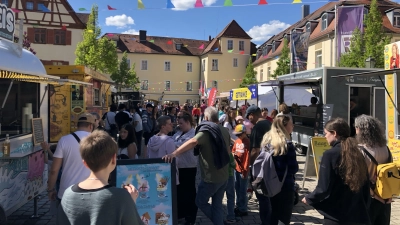 Schlendern, schlemmen, Spaß haben: Das verspricht die Ansbacher Stadtverwaltung den Menschen, die sich am ersten Mai-Wochenende in der Innenstadt aufhalten. (Archivbild: Florian Pöhlmann)