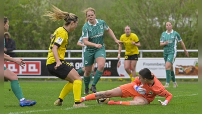 Anna Hofrichter (links, hier mit der Fürther Torhüterin Lisa Bayer) war an beiden Weinberger Toren beteiligt. (Foto: Martin Rügner)