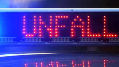 Die Straße ist in beide Fahrtrichtungen voll gesperrt. (Symbolbild) (Foto: Stefan Puchner/dpa)